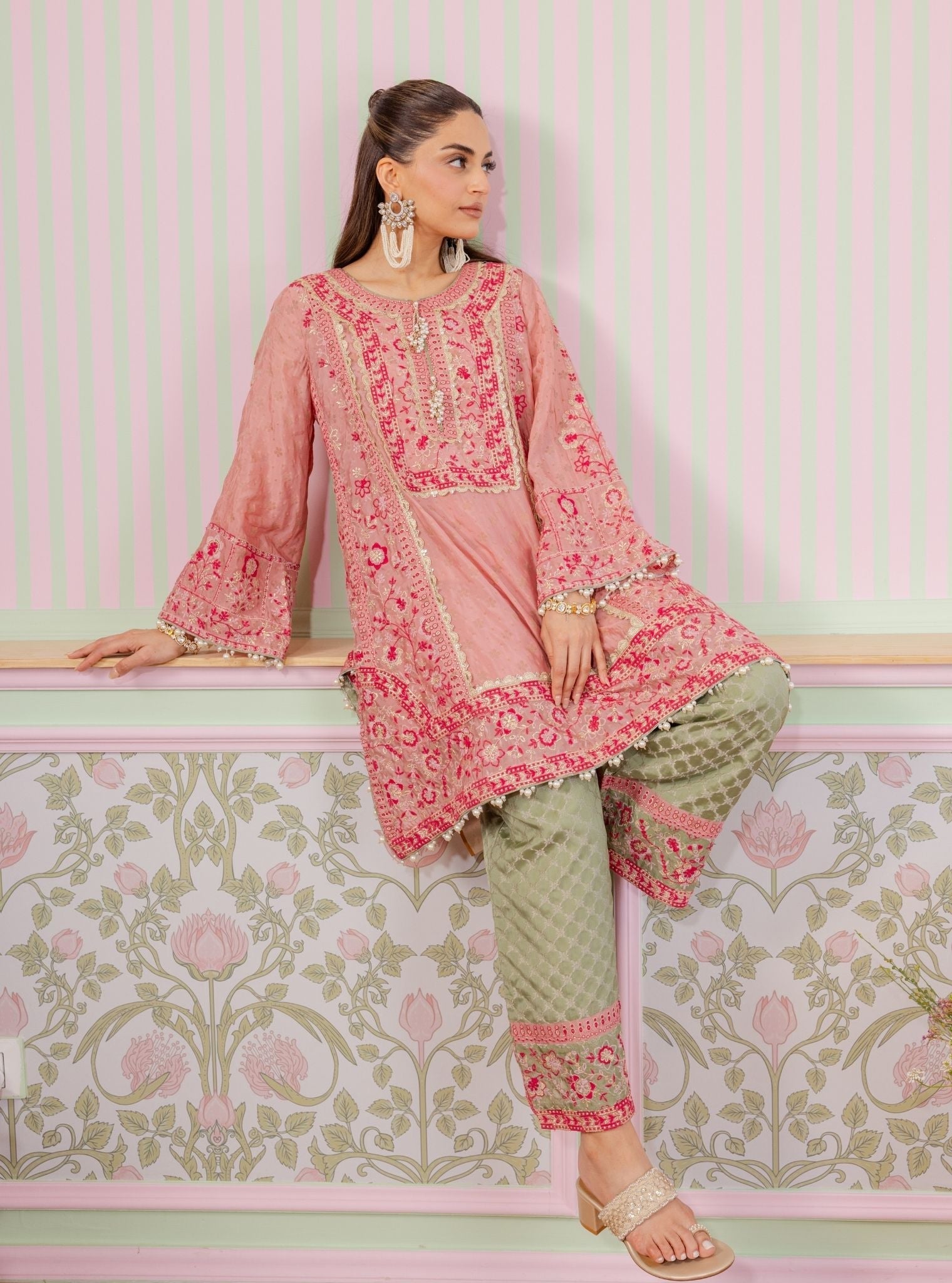 Mulmul Banarsi Mangal Pink Kurta With Mulmul Banarsi Mangal Green Pant